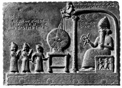 Бог Шамаш, сидящий в храме и солярный диск. Сиппар, 870 до н.э